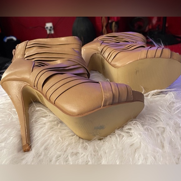 Woman Rue21 tan open toe, ankle boot with crisscross design. Size 7/8 - Picture 3 of 4